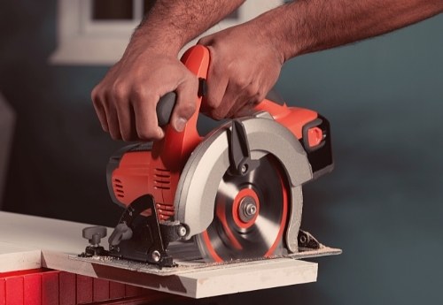 https://woodsmithspirit.com/wp-content/uploads/2021/08/Circular-saw-ergonomics.jpg